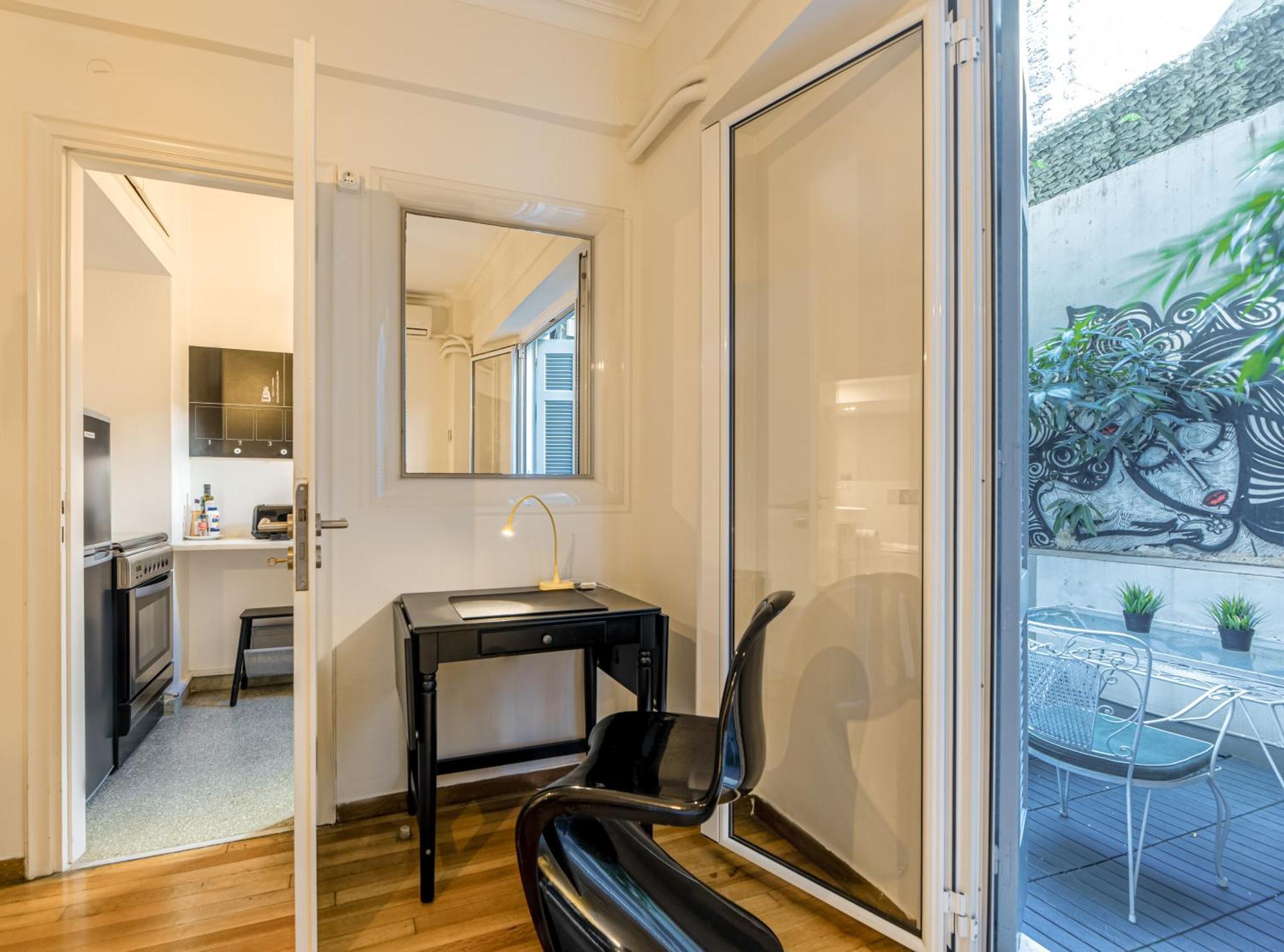 The Artistic One-bedroom In Plaka Apartment *